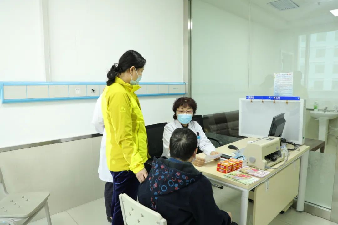 帕金森病知名专家杨新玲教授为患者解除病痛