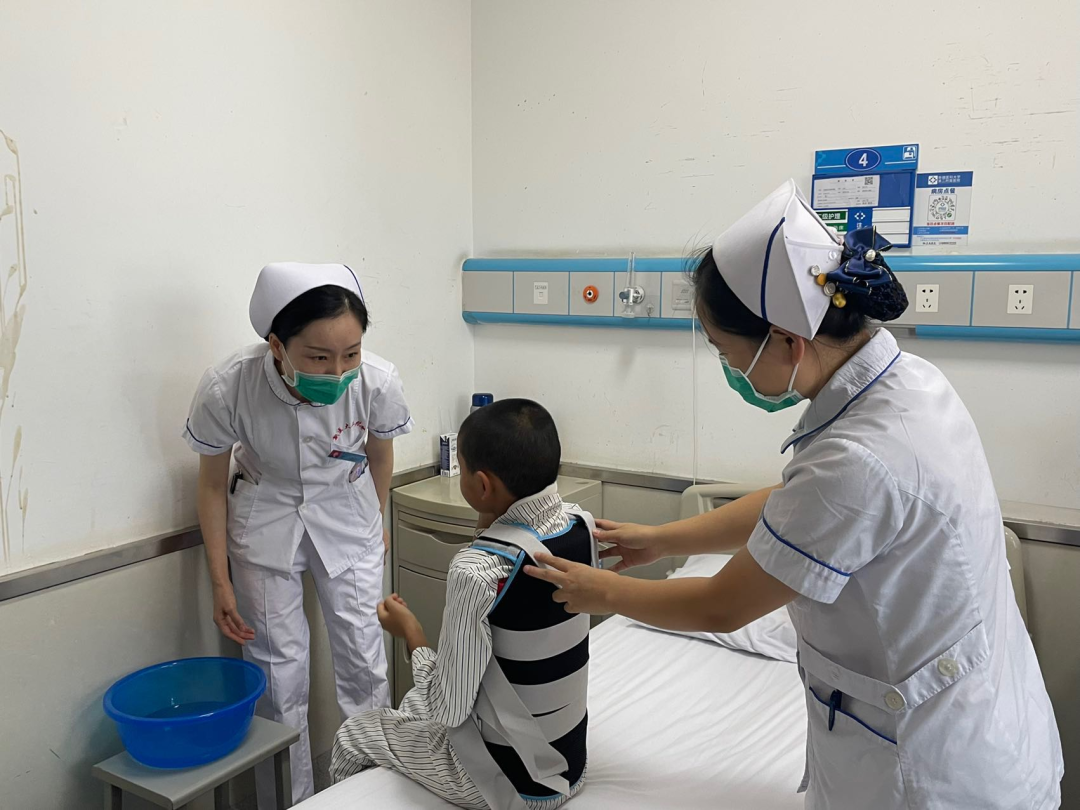 【中国医师节】医师节最好的礼物—— 让患儿“挺直腰板”迎接阳光新生