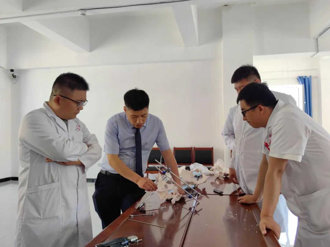 初心如磐70载 • 新医大二附院创伤骨病外科团队赴阿勒泰地区开展适宜技术推广项目《骨盆髋臼骨折微创技术的应用》