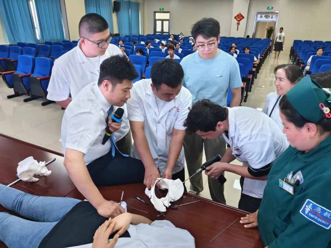 初心如磐70载 • 新医大二附院创伤骨病外科团队赴察布查尔锡伯自治县开展适宜技术推广项目《骨盆髋臼骨折微创技术的应用》