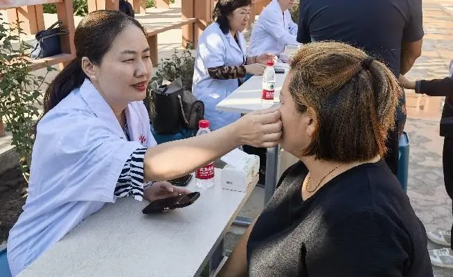 初心如磐70载 • “医”心为民办实事丨医者仁心，情暖吐鲁番——新医大二附院举办2024年“服务百姓健康行动”义诊周活动